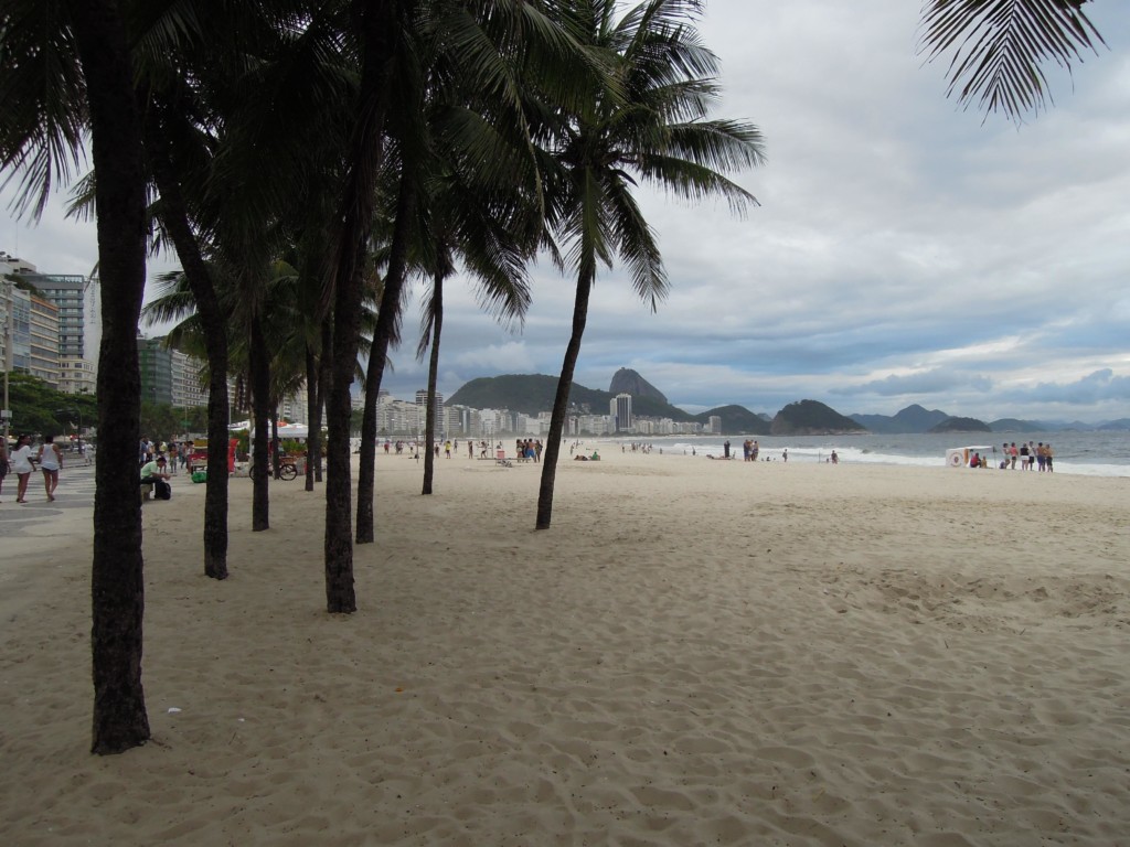 Copacabana to miejsce na drinka o zachodzie słońca. W tle słynna góra „Głowa cukru”, fot. M. Lehrmann