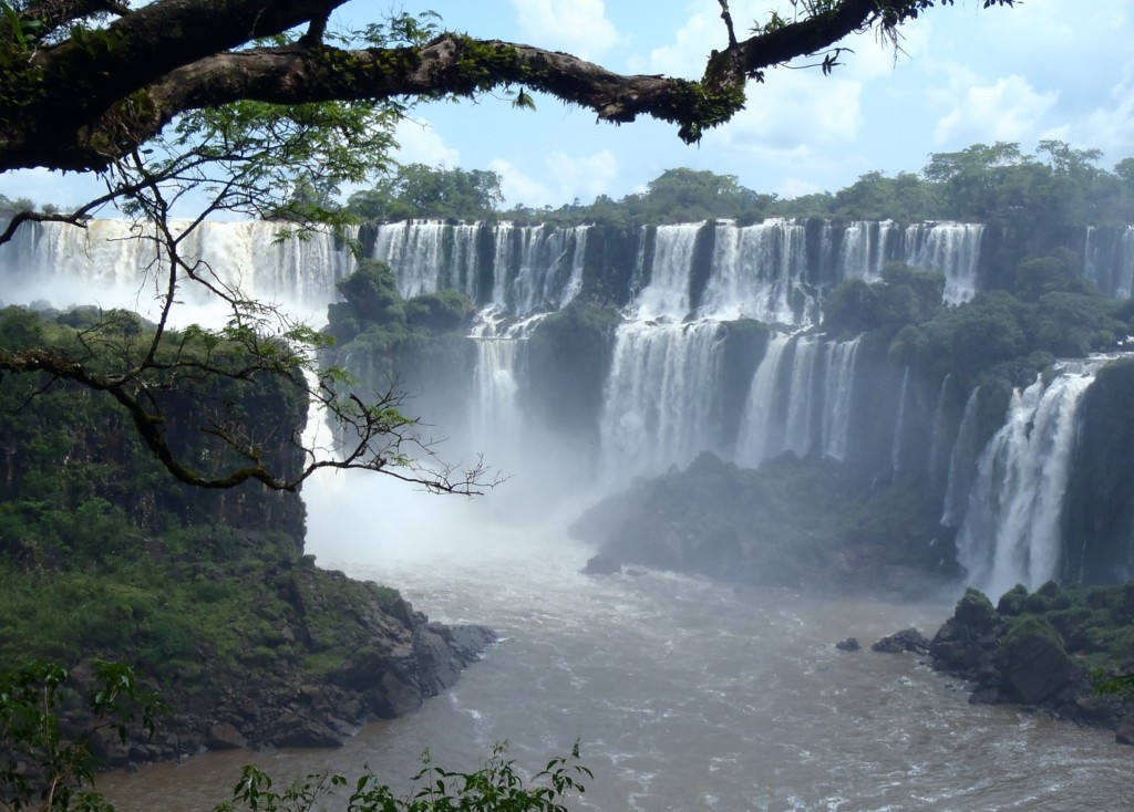 Po argentyńskiej stronie znajduje się kilka szlaków turystycznych, by podziwiać wodospady z góry, jak i z dołu, fot. Elien Gysen